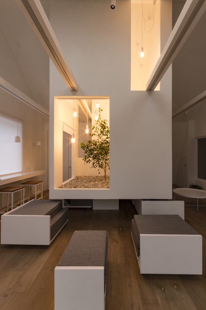 Ngôi nhà chỉ 48m² nhưng có khoảng xanh cực bắt mắt với phòng khách treo lơ lửng - Ảnh 4. Ngôi nhà chỉ 48m² nhưng có khoảng xanh cực bắt mắt với phòng khách treo lơ lửng - Ảnh 4.