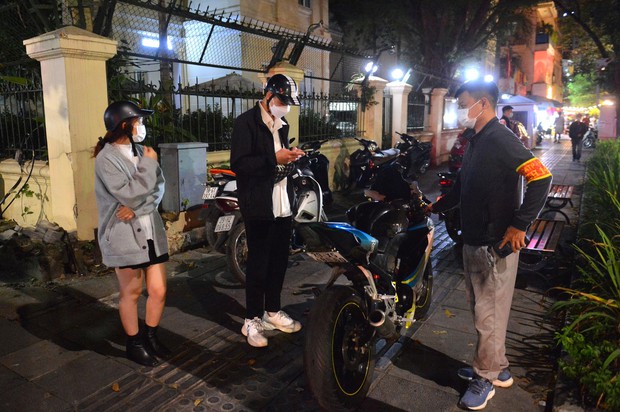  Ảnh, clip: Cảnh sát 141 hoá trang xử lý các thanh niên Hà Nội nẹt pô, hú còi càn quấy trên phố - Ảnh 10.