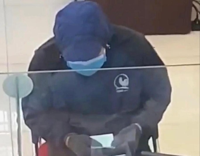 Bịt mặt, dùng vật giống súng xông vào ngân hàng cướp gần 700 triệu đồng - Ảnh 1. Bịt mặt, dùng vật giống súng xông vào ngân hàng cướp gần 700 triệu đồng - Ảnh 1.