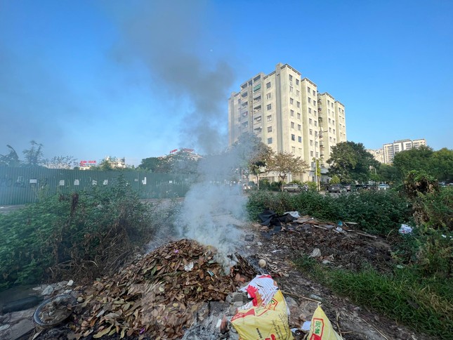 Cận cảnh ‘thủ phạm’ gây ô nhiễm không khí khiến người dân Hà Nội nghẹt thở - Ảnh 3.