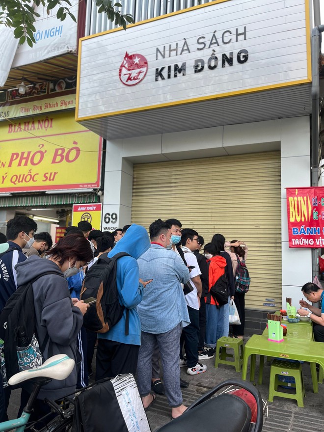 Fan cứng của Conan xếp hàng từ 3h rưỡi sáng, xin nghỉ học - đi làm muộn để mua ấn bản tập 100 - Ảnh 3. Fan cứng của Conan xếp hàng từ 3h rưỡi sáng, xin nghỉ học - đi làm muộn để mua ấn bản tập 100 - Ảnh 3.