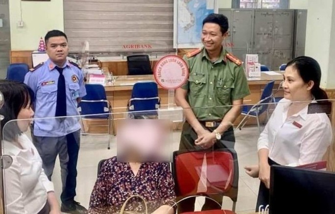 Một bà cụ suýt mất 1,2 tỉ đồng vì đối tượng mạo danh Bộ Công an - Ảnh 1. Một bà cụ suýt mất 1,2 tỉ đồng vì đối tượng mạo danh Bộ Công an - Ảnh 1.