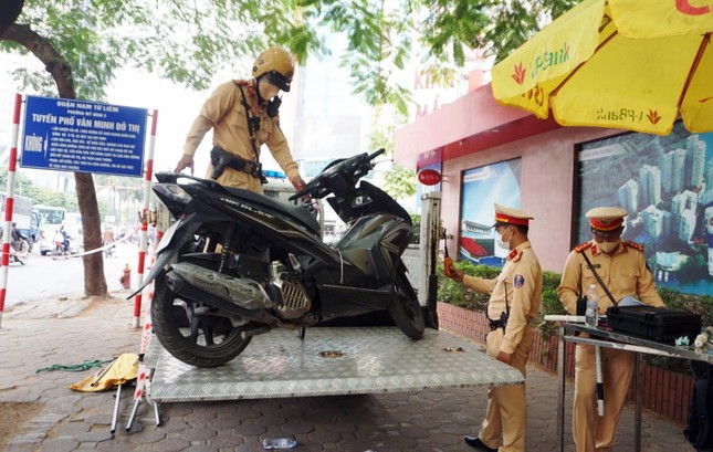 Uống bia rượu buổi trưa, nhiều tài xế ngậm ngùi ký biên bản - Ảnh 5. Uống bia rượu buổi trưa, nhiều tài xế ngậm ngùi ký biên bản - Ảnh 5.