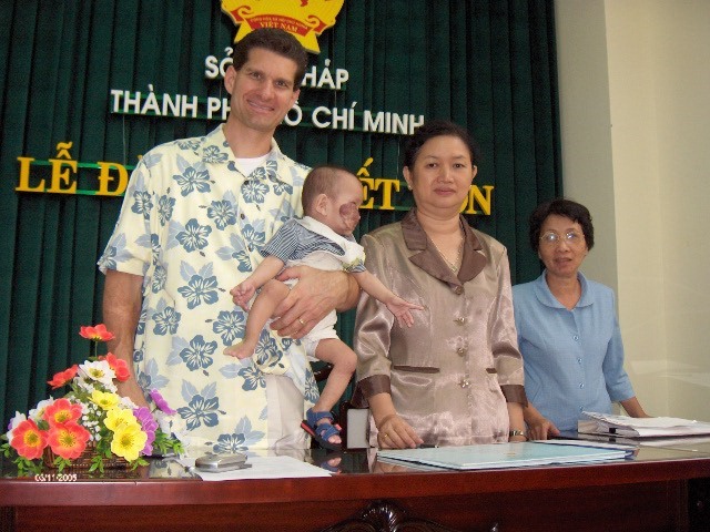17 năm sau khi được vợ chồng người Mỹ nhận nuôi, cậu bé Việt có khối u ở mặt được tái sinh với hình hài khỏe mạnh, hội ngộ cha mẹ ruột sau nhiều năm thất lạc - Ảnh 1.