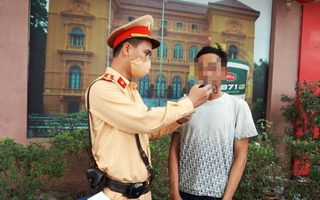Uống bia rượu buổi trưa, nhiều tài xế ngậm ngùi ký biên bản - Ảnh 2. Uống bia rượu buổi trưa, nhiều tài xế ngậm ngùi ký biên bản - Ảnh 2.