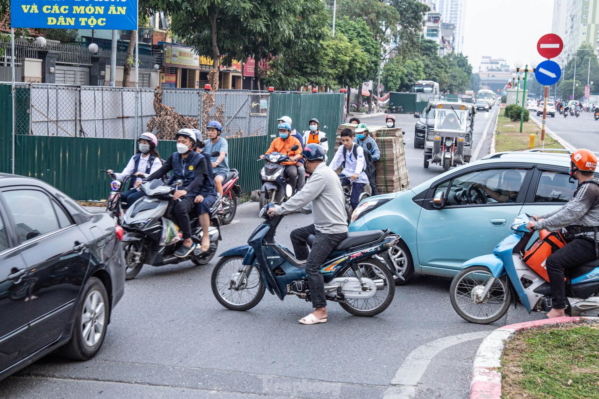 Cận cảnh loạt 9 lô cốt án ngữ 300m đường tại Hà Nội - Ảnh 4.