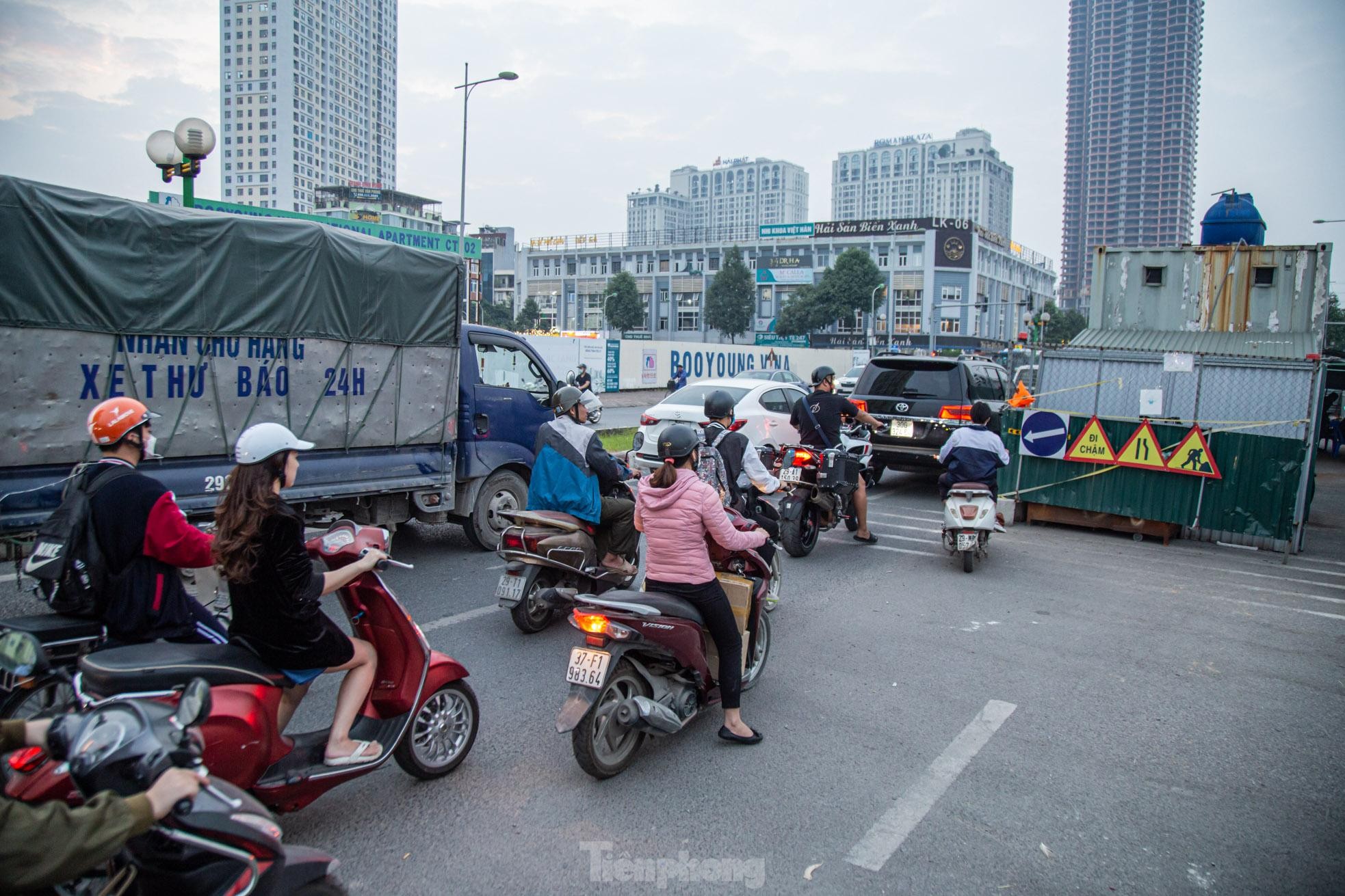 Cận cảnh loạt 9 lô cốt án ngữ 300m đường tại Hà Nội - Ảnh 3. Cận cảnh loạt 9 lô cốt án ngữ 300m đường tại Hà Nội - Ảnh 3.