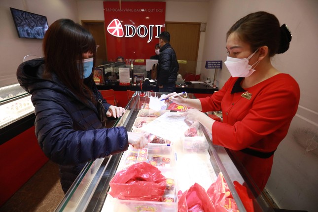 Nghịch lý: Giá vàng liên tiếp tăng, người mua vẫn lỗ nặng - Ảnh 1. Nghịch lý: Giá vàng liên tiếp tăng, người mua vẫn lỗ nặng - Ảnh 1.