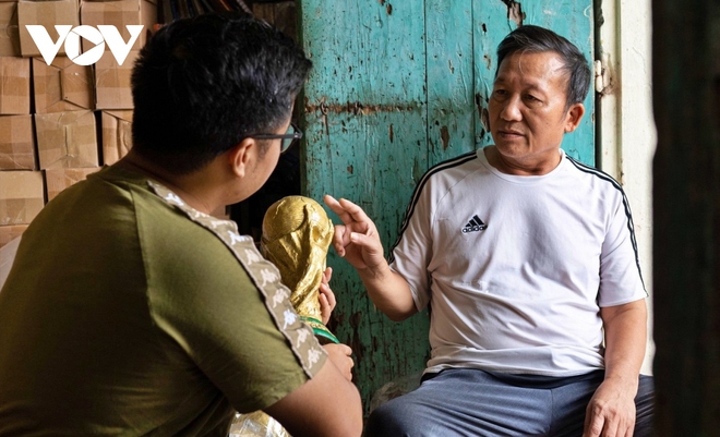 Tận mắt xem sản xuất “Cúp vàng” World Cup 2022 ở làng gốm Bát Tràng - Ảnh 1.