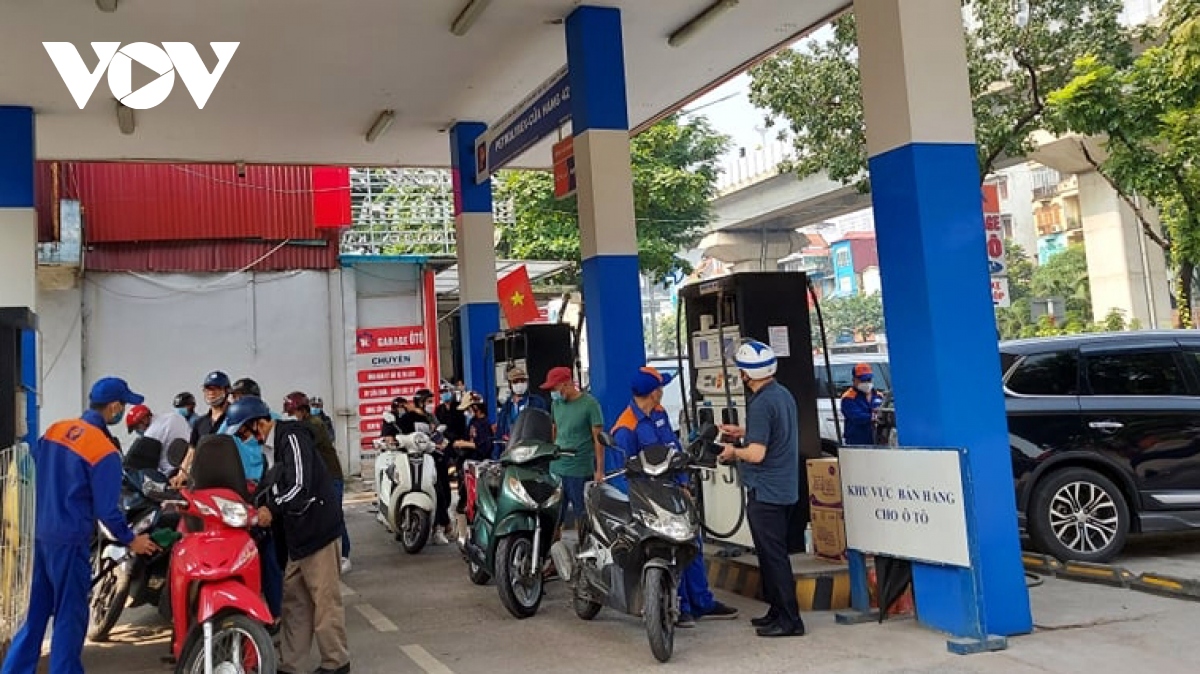 Mua xăng dầu đã bớt căng nhưng doanh nghiệp còn dài nỗi lo - Ảnh 1.