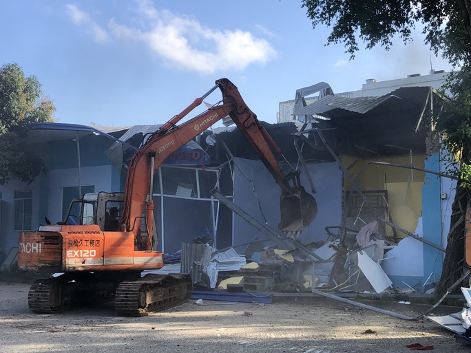 NÓNG: Đang cưỡng chế bến xe buýt công khai bao chiếm đất công ở Phú Quốc - Ảnh 4. NÓNG: Đang cưỡng chế bến xe buýt công khai bao chiếm đất công ở Phú Quốc - Ảnh 4.