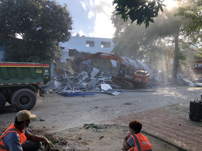 NÓNG: Đang cưỡng chế bến xe buýt công khai bao chiếm đất công ở Phú Quốc - Ảnh 2. NÓNG: Đang cưỡng chế bến xe buýt công khai bao chiếm đất công ở Phú Quốc - Ảnh 2.