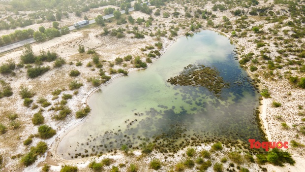 Những hồ nước tuyệt đẹp giữa sa mạc cát sau mùa lũ - Ảnh 7.