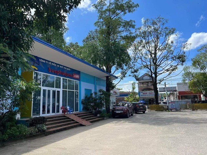 NÓNG: Đang cưỡng chế bến xe buýt công khai bao chiếm đất công ở Phú Quốc - Ảnh 1. NÓNG: Đang cưỡng chế bến xe buýt công khai bao chiếm đất công ở Phú Quốc - Ảnh 1.