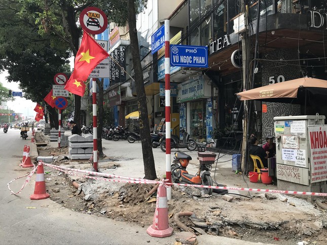 Lát đá, cải tạo vỉa hè Hà Nội: Làm lấy được - Ảnh 1. Lát đá, cải tạo vỉa hè Hà Nội: Làm lấy được - Ảnh 1.