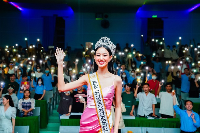 Bảo Ngọc khoe nhan sắc rạng rỡ, di chuyển bằng ghe về quê sau 1 tháng đăng quang Miss Intercontinental - Ảnh 5.