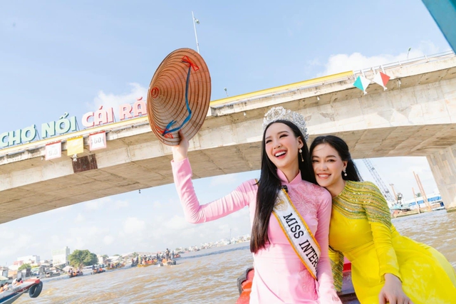 Bảo Ngọc khoe nhan sắc rạng rỡ, di chuyển bằng ghe về quê sau 1 tháng đăng quang Miss Intercontinental - Ảnh 2.