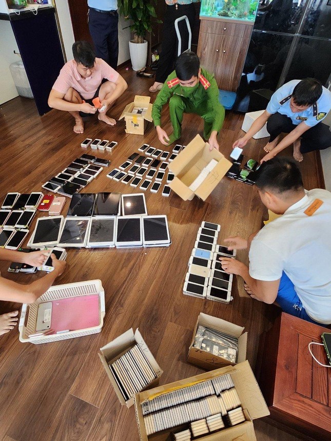 Hà Nội: Thu giữ 400 điện thoại iPhone không rõ nguồn gốc - Ảnh 1.