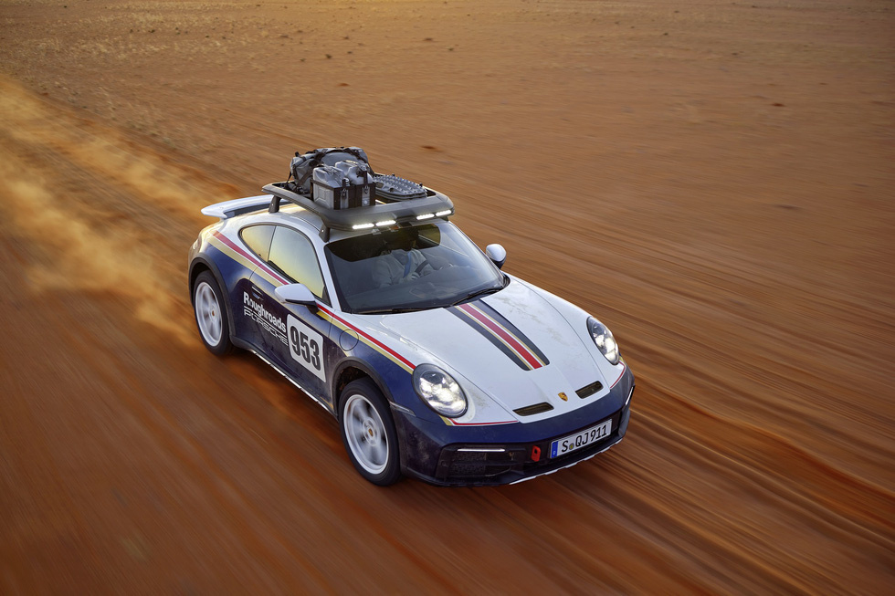 Porsche 911 Dakar ra mắt: Xe sang của nhà giàu thích nghịch cát - Ảnh 3.