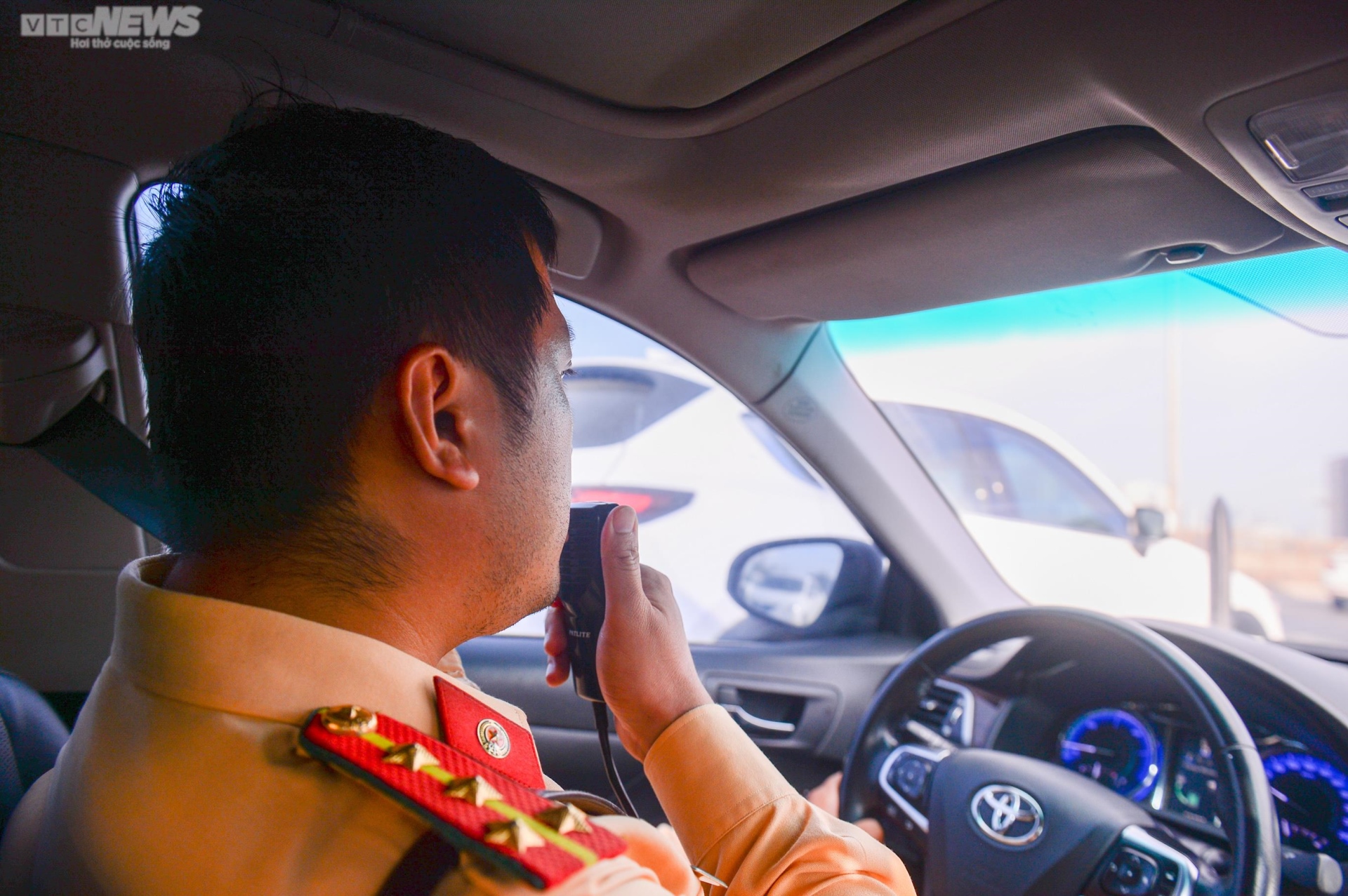 Bất chấp lệnh cấm, nhiều tài xế vẫn đi vào làn khẩn cấp đường Vành đai 3 Hà Nội - Ảnh 3.