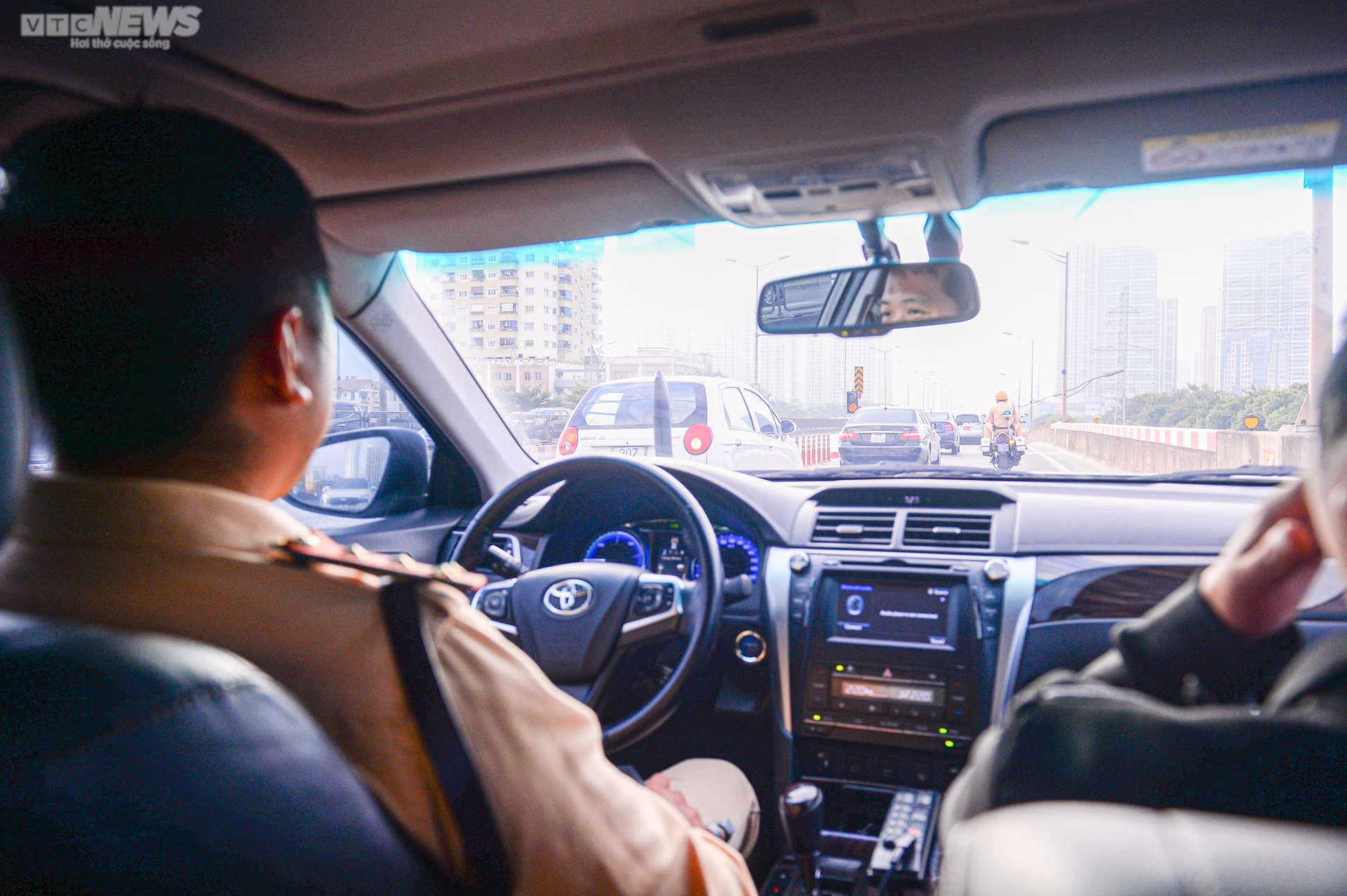 Bất chấp lệnh cấm, nhiều tài xế vẫn đi vào làn khẩn cấp đường Vành đai 3 Hà Nội - Ảnh 2.