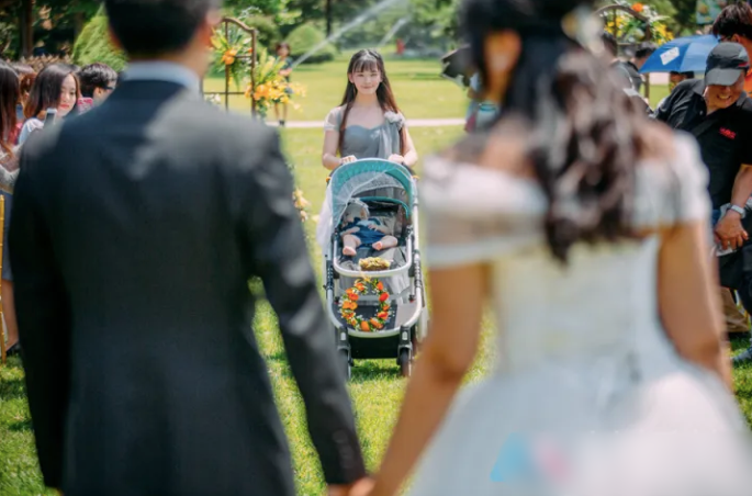 Đám cưới được trang trí bằng trái cây cực độc lạ và sự xuất hiện đặc biệt của nhân vật bất ngờ - Ảnh 10. Đám cưới được trang trí bằng trái cây cực độc lạ và sự xuất hiện đặc biệt của nhân vật bất ngờ - Ảnh 10.