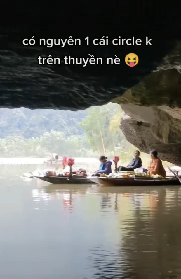 Du khách nước ngoài ngạc nhiên trước cảnh chèo thuyền bằng chân và bánh kẹo được bán trên sông ở Ninh Bình - Ảnh 10.
