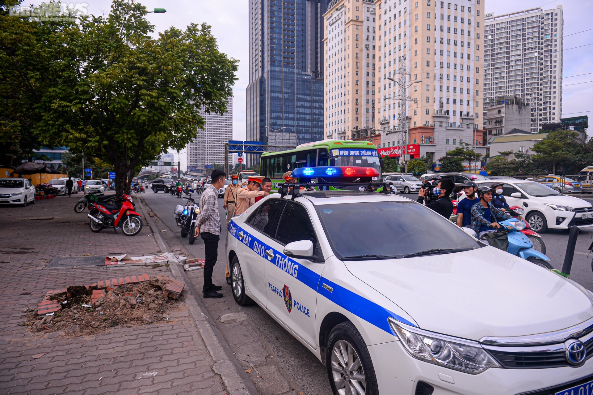 Bất chấp lệnh cấm, nhiều tài xế vẫn đi vào làn khẩn cấp đường Vành đai 3 Hà Nội - Ảnh 10.