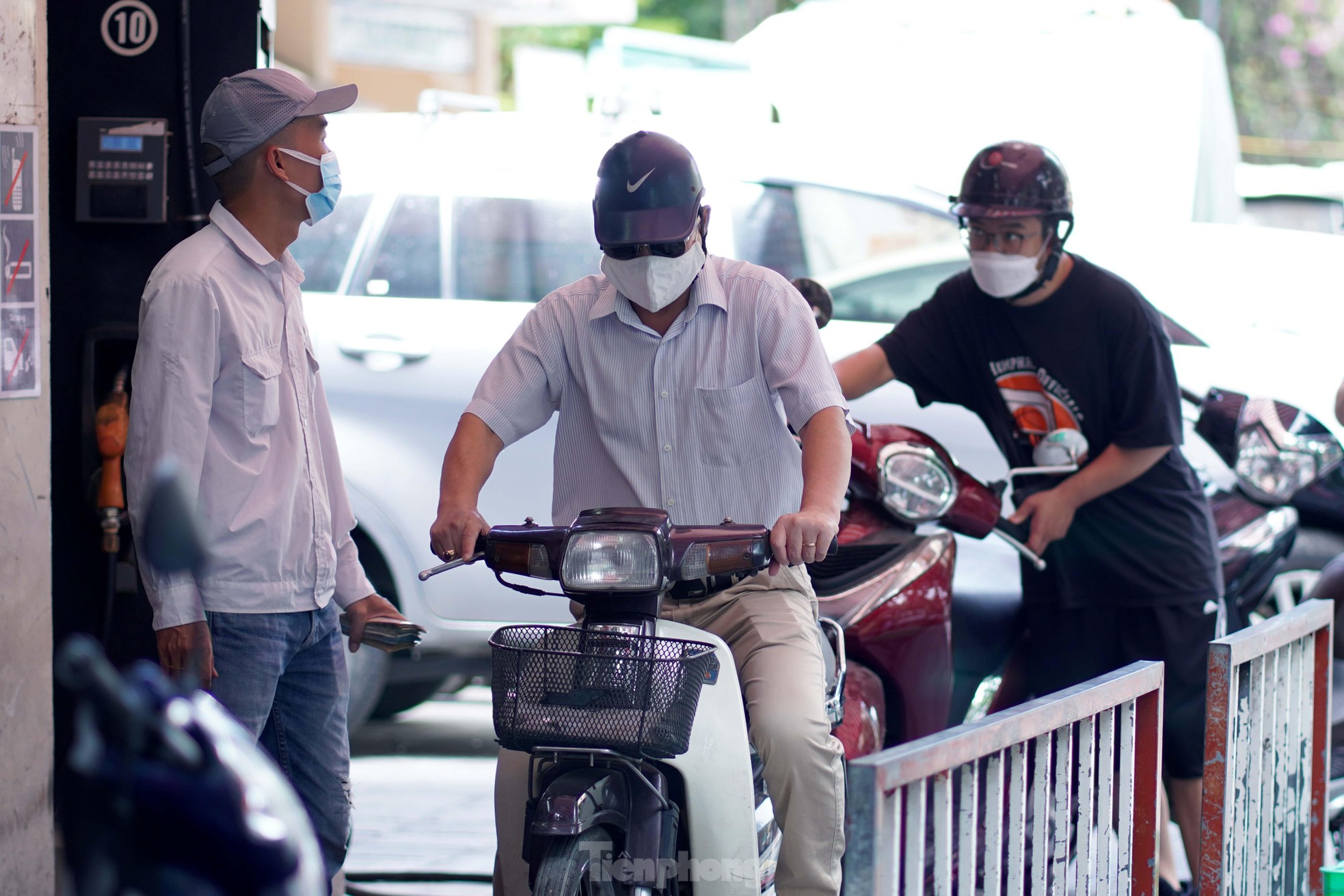 Hết cảnh rồng rắn xếp hàng, người Hà Nội chỉ mất 3 phút đổ đầy bình xăng - Ảnh 3.