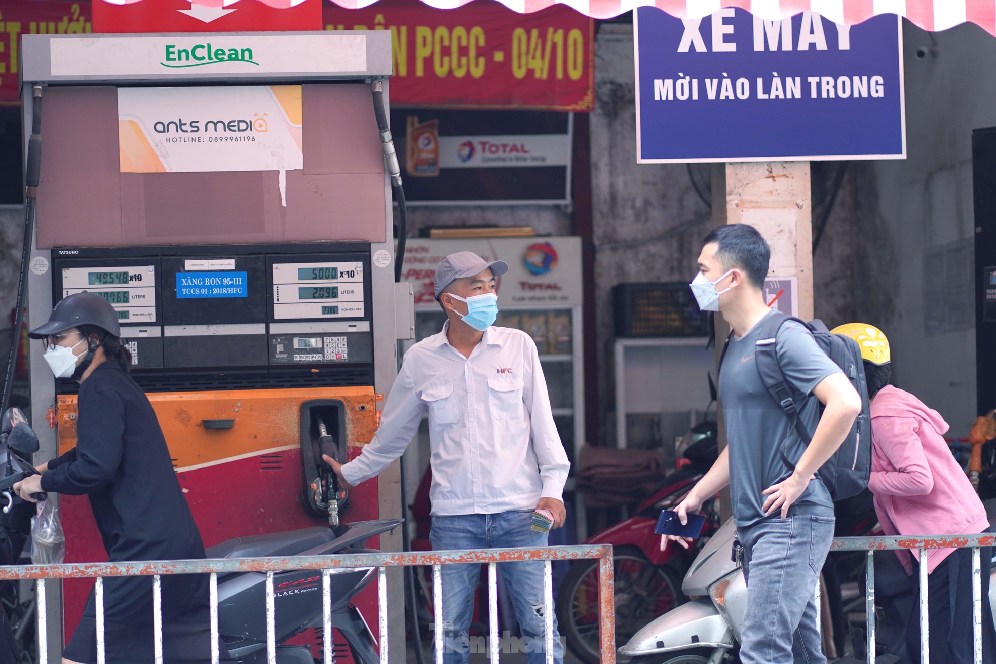 Hết cảnh rồng rắn xếp hàng, người Hà Nội chỉ mất 3 phút đổ đầy bình xăng - Ảnh 2.