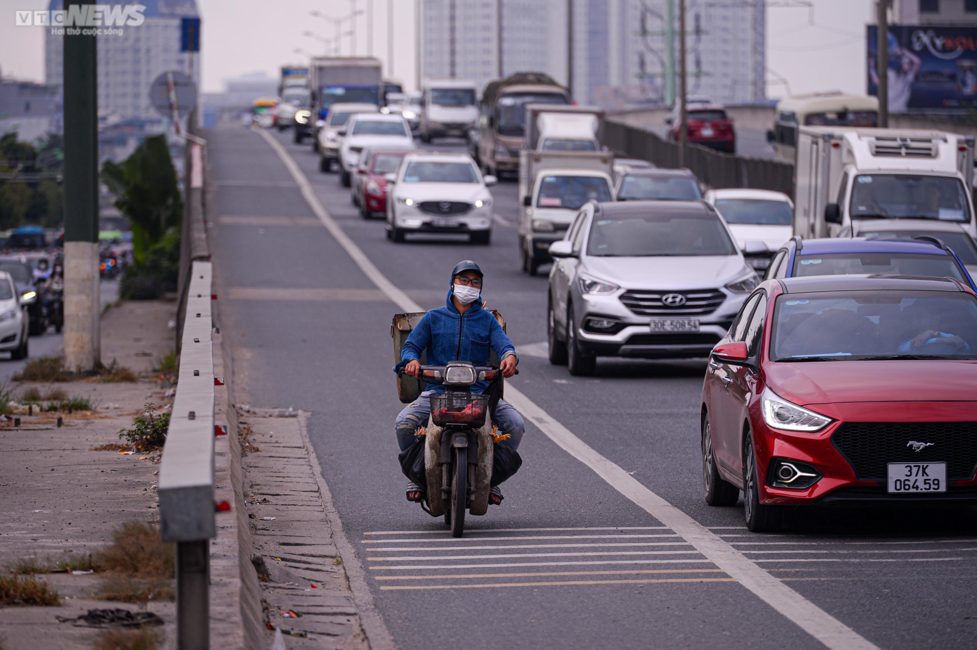 Bất chấp lệnh cấm, nhiều tài xế vẫn đi vào làn khẩn cấp đường Vành đai 3 Hà Nội - Ảnh 8.