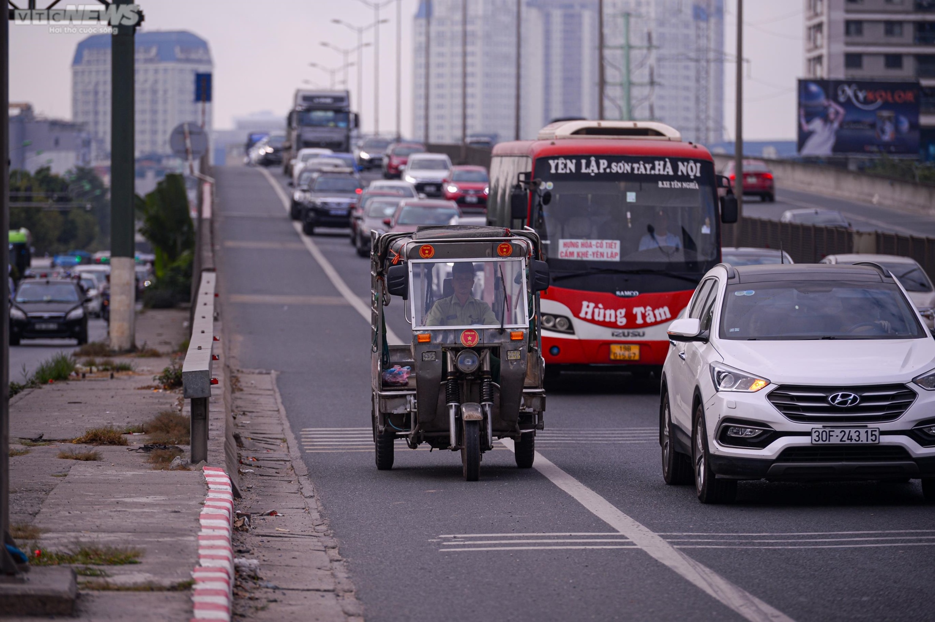 Bất chấp lệnh cấm, nhiều tài xế vẫn đi vào làn khẩn cấp đường Vành đai 3 Hà Nội - Ảnh 7.