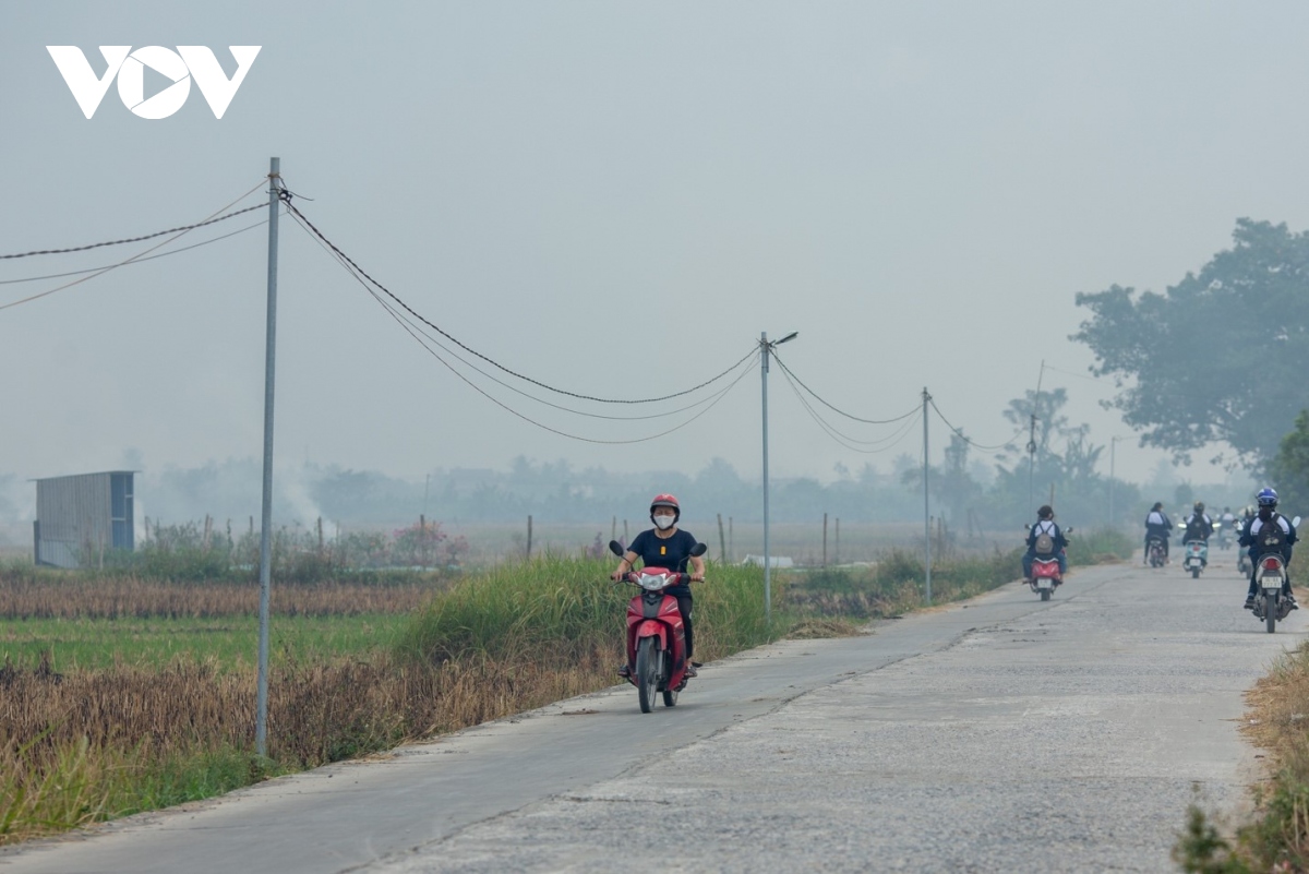 Nông dân ngoại thành Hà Nội đốt rơm rạ, khói mù mịt bủa vây người đi đường - Ảnh 9.