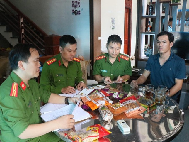 Thu hồi hơn 1 tấn bánh kẹo, bimbim tự dập hạn sử dụng - Ảnh 2.