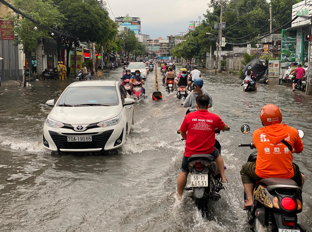 Hà Nội đón gió đông bắc, Nam Bộ vào đợt mưa lớn - Ảnh 1.