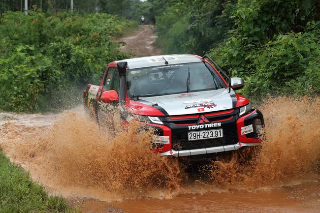 Đội đua Việt Nam lái xe vượt 1.200 km sang Thái thi đấu: 10 xe hậu cần, mượn cả xe biển số nước ngoài - Ảnh 12. Đội đua Việt Nam lái xe vượt 1.200 km sang Thái thi đấu: 10 xe hậu cần, mượn cả xe biển số nước ngoài - Ảnh 12.