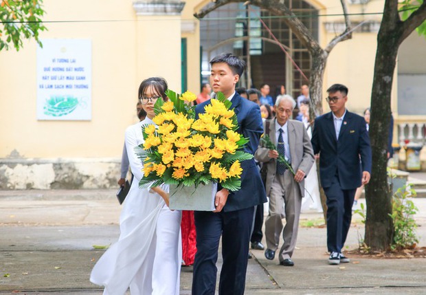 Không khí ngày Nhà giáo Việt Nam 20/11 trên cả nước: Toàn tiết mục đầu tư công phu, thầy cô trổ tài lẻ gây bất ngờ - Ảnh 22.