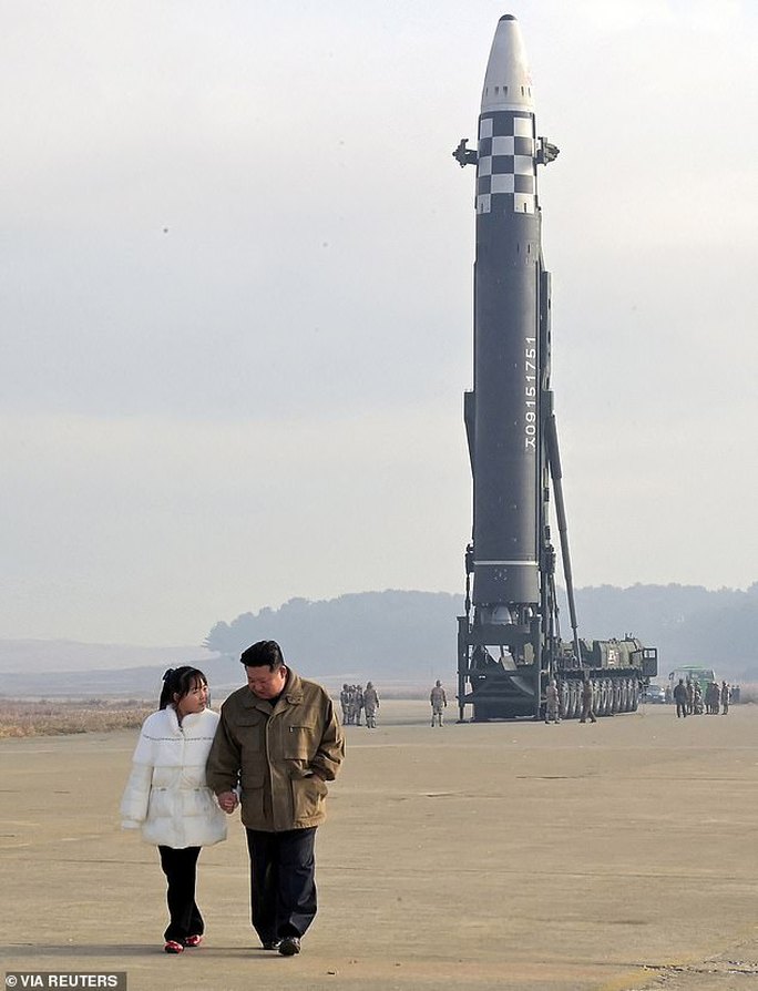Cận cảnh con gái lãnh đạo Triều Tiên cùng cha xem phóng tên lửa