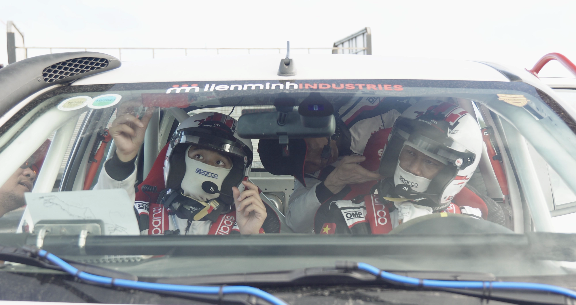 Đội đua Việt Nam lái xe vượt 1.200 km sang Thái thi đấu: 10 xe hậu cần, mượn cả xe biển số nước ngoài - Ảnh 10. Đội đua Việt Nam lái xe vượt 1.200 km sang Thái thi đấu: 10 xe hậu cần, mượn cả xe biển số nước ngoài - Ảnh 10.