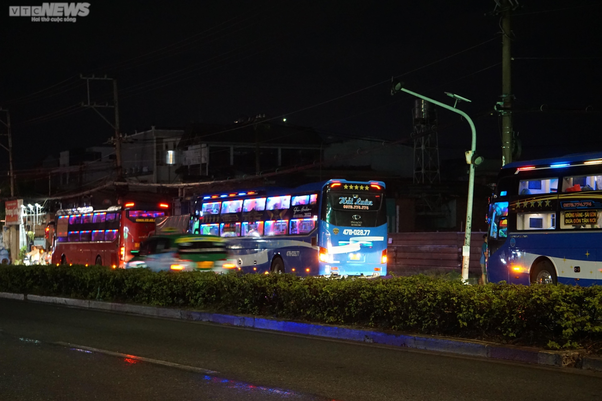 Nhiều doanh nghiệp cạn đơn hàng, công nhân ngậm ngùi khăn gói về quê - Ảnh 1. Nhiều doanh nghiệp cạn đơn hàng, công nhân ngậm ngùi khăn gói về quê - Ảnh 1.