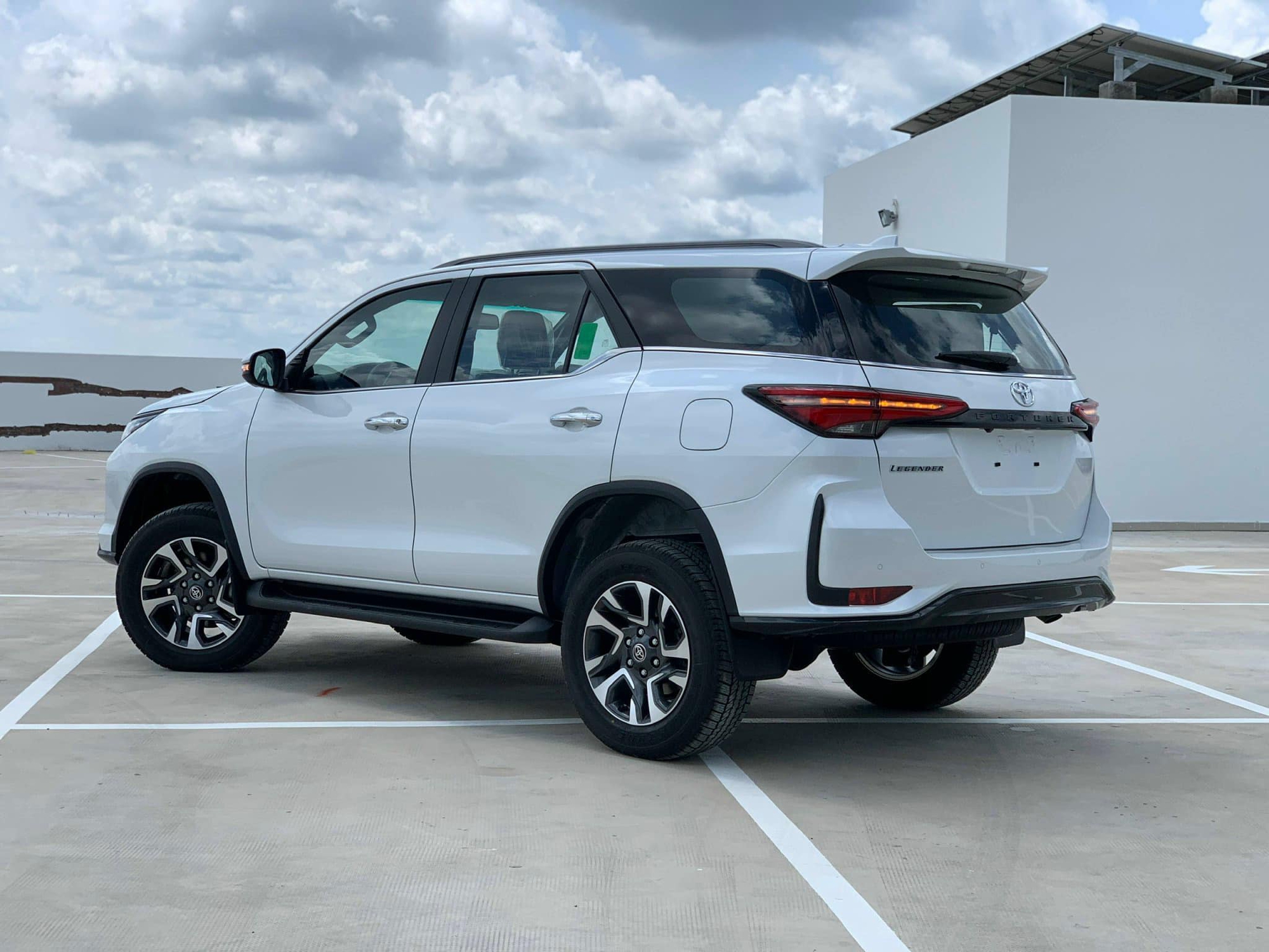 Toyota Fortuner 2022 thêm trang bị, giá tăng cao nhất 42 triệu đồng tại Việt Nam - Ảnh 4. Toyota Fortuner 2022 thêm trang bị, giá tăng cao nhất 42 triệu đồng tại Việt Nam - Ảnh 4.