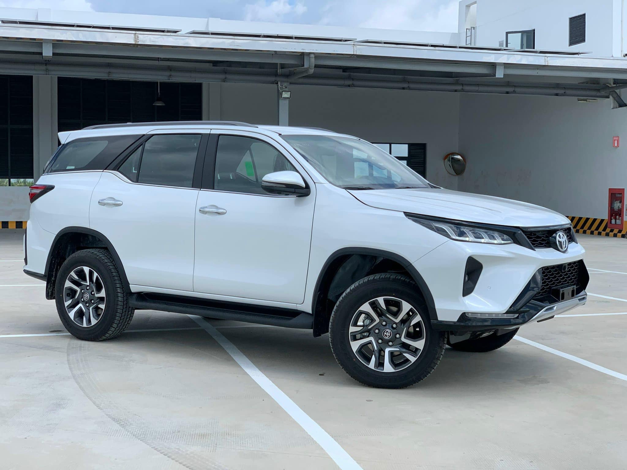 Toyota Fortuner 2022 thêm trang bị, giá tăng cao nhất 42 triệu đồng tại Việt Nam - Ảnh 3. Toyota Fortuner 2022 thêm trang bị, giá tăng cao nhất 42 triệu đồng tại Việt Nam - Ảnh 3.