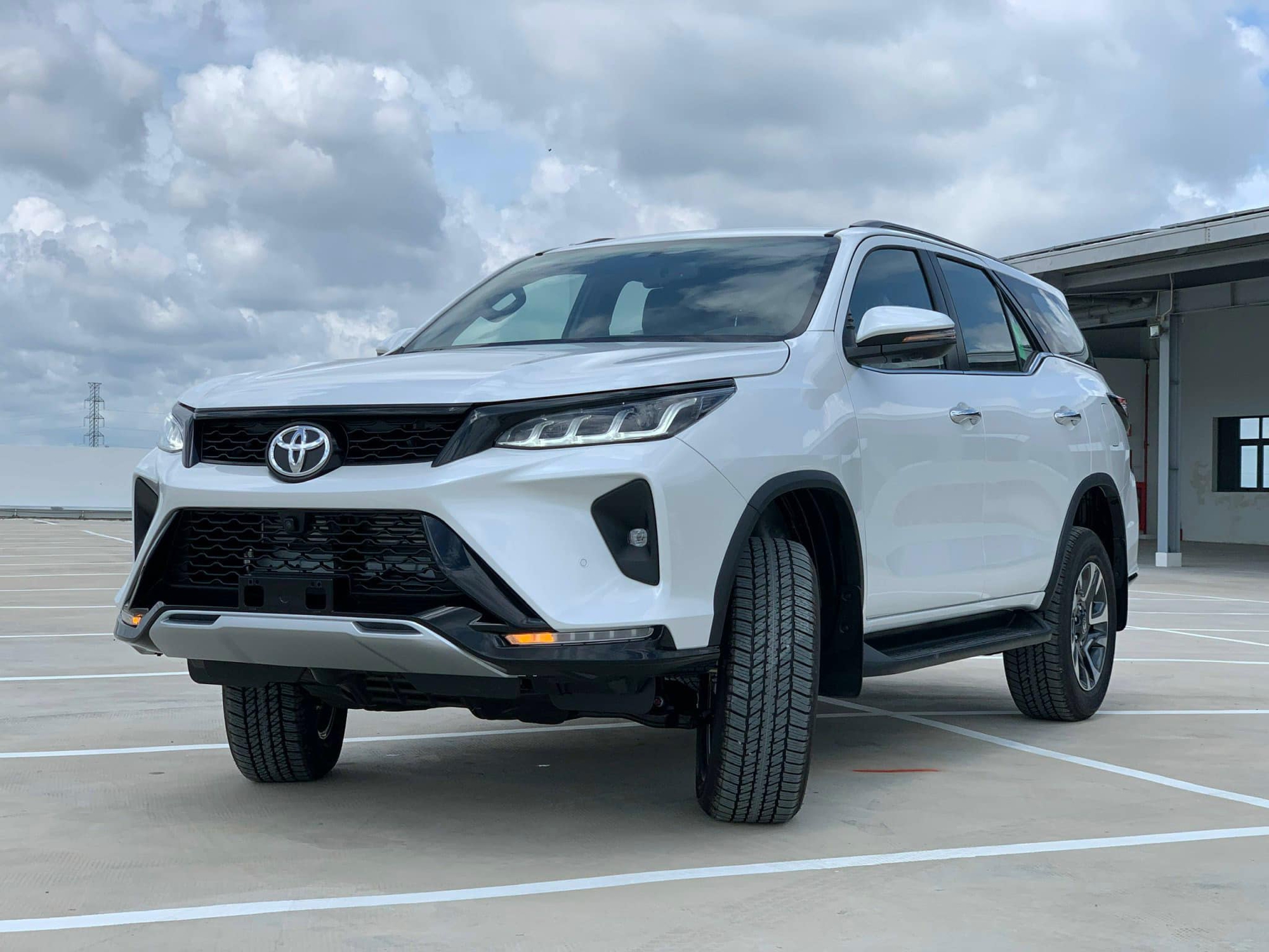 Toyota Fortuner 2022 thêm trang bị, giá tăng cao nhất 42 triệu đồng tại Việt Nam - Ảnh 2. Toyota Fortuner 2022 thêm trang bị, giá tăng cao nhất 42 triệu đồng tại Việt Nam - Ảnh 2.