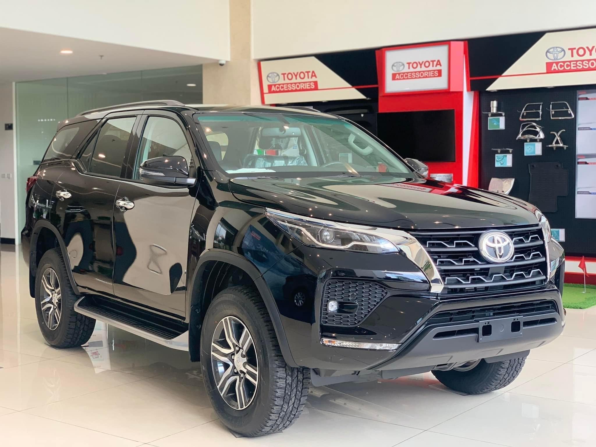 Toyota Fortuner 2022 thêm trang bị, giá tăng cao nhất 42 triệu đồng tại Việt Nam - Ảnh 1. Toyota Fortuner 2022 thêm trang bị, giá tăng cao nhất 42 triệu đồng tại Việt Nam - Ảnh 1.