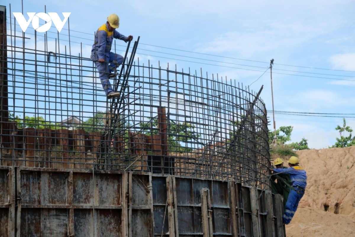 Bình Định nỗ lực về đích giải ngân vốn đầu tư công - Ảnh 1.
