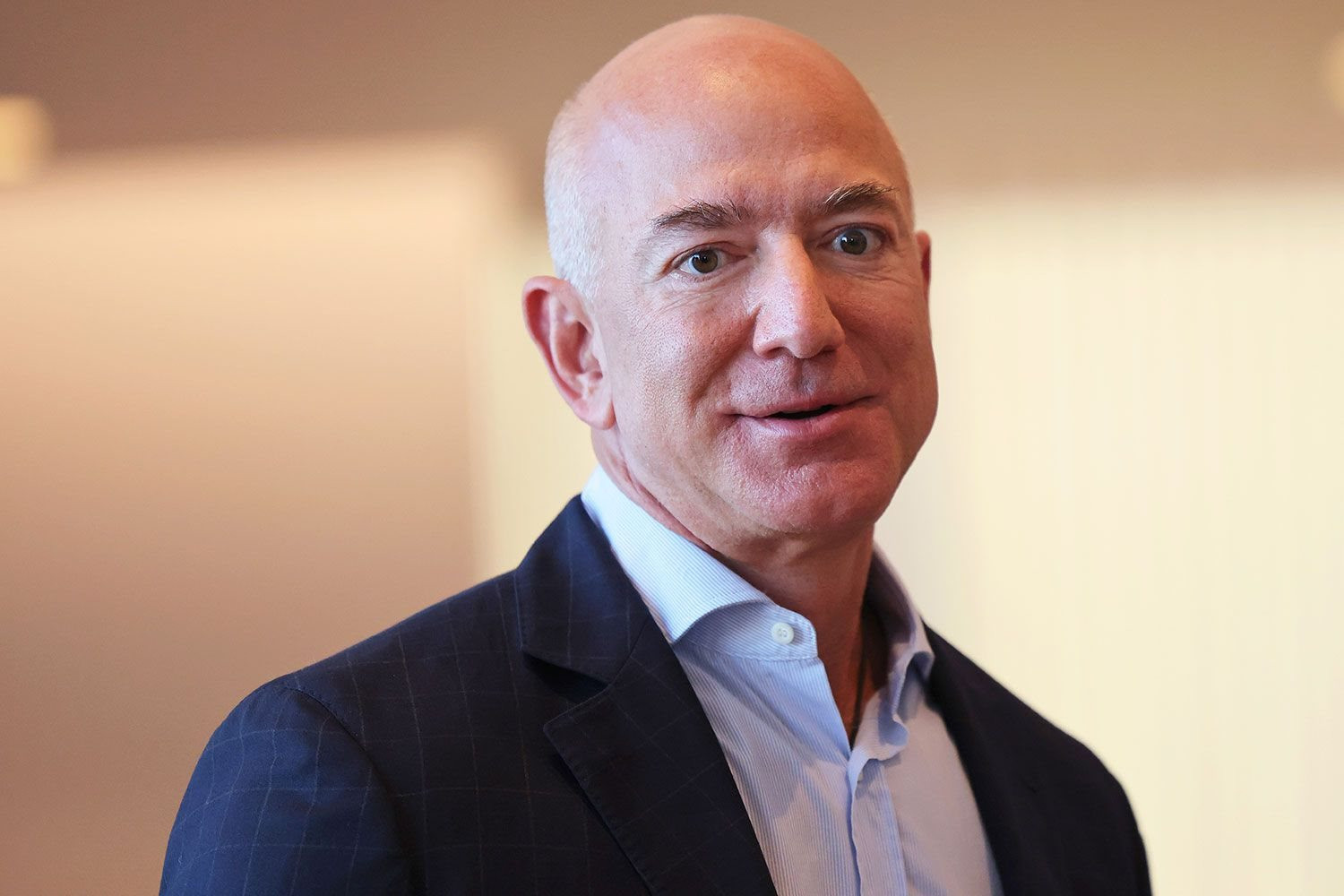 Sở hữu sàn thương mại lớn nhất thế giới nhưng tỷ phú Jeff Bezos khuyên người tiêu dùng hạn chế mua sắm, cần làm ngay một việc - Ảnh 1.