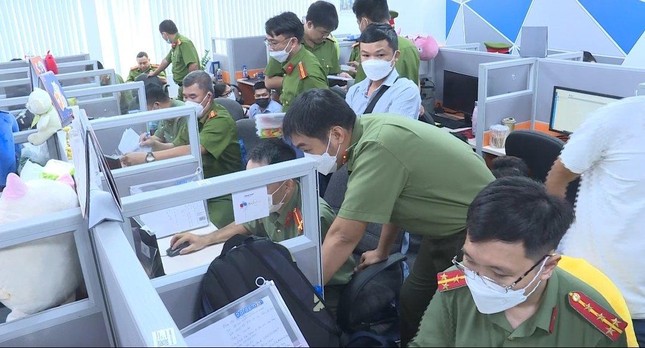 Khởi tố 13 nhân viên công ty tài chính nước ngoài chuyên ghép ảnh nóng để đòi nợ - Ảnh 2.