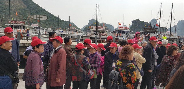 Kéo giãn du lịch, giảm áp lực cho vịnh Hạ Long - Ảnh 1.