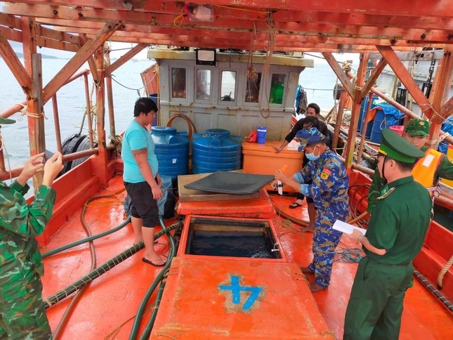 Tạm giữ tàu vận chuyển trên 62.000 lít dầu không rõ nguồn gốc - Ảnh 1.