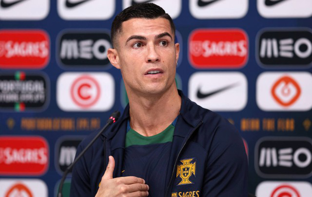 Ronaldo bất ngờ xuất hiện ở họp báo, yêu cầu phóng viên để yên cho đồng đội  - Ảnh 1.